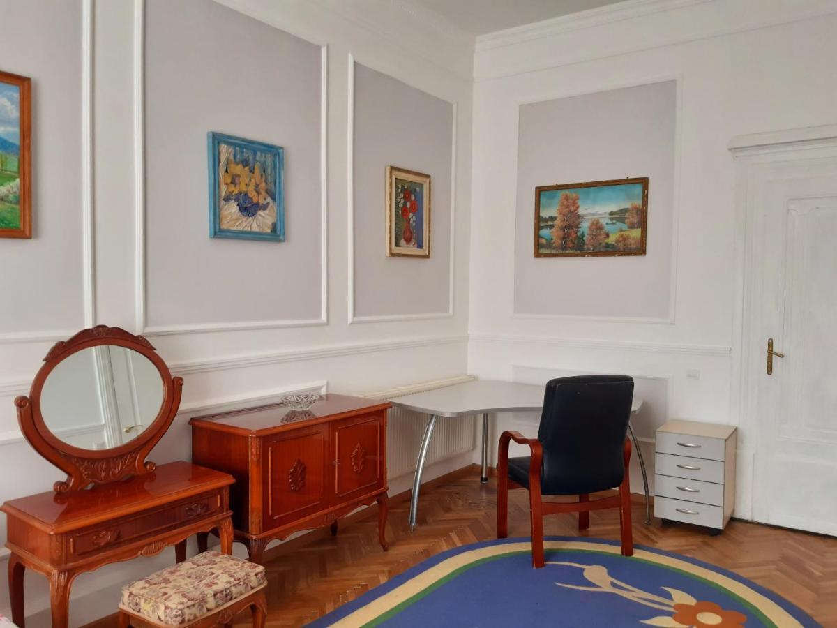 Старовинні Апартаменти У Центрі Міста Ужгород Екстер'єр фото